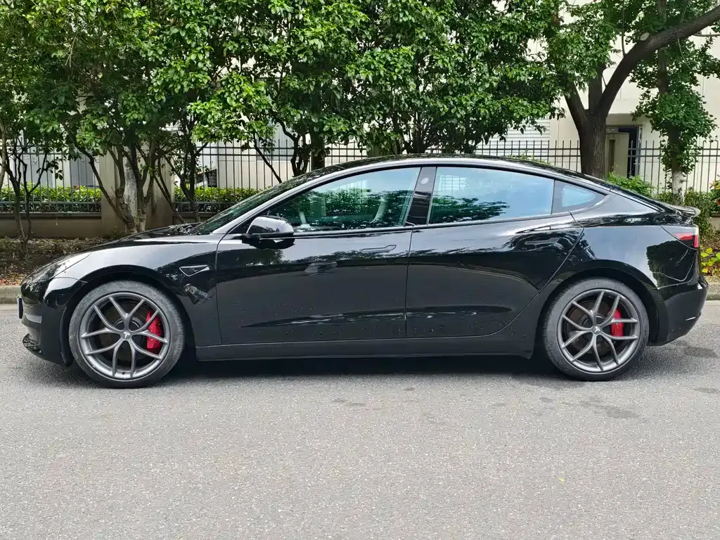 Tesla Model 3 — фото 10