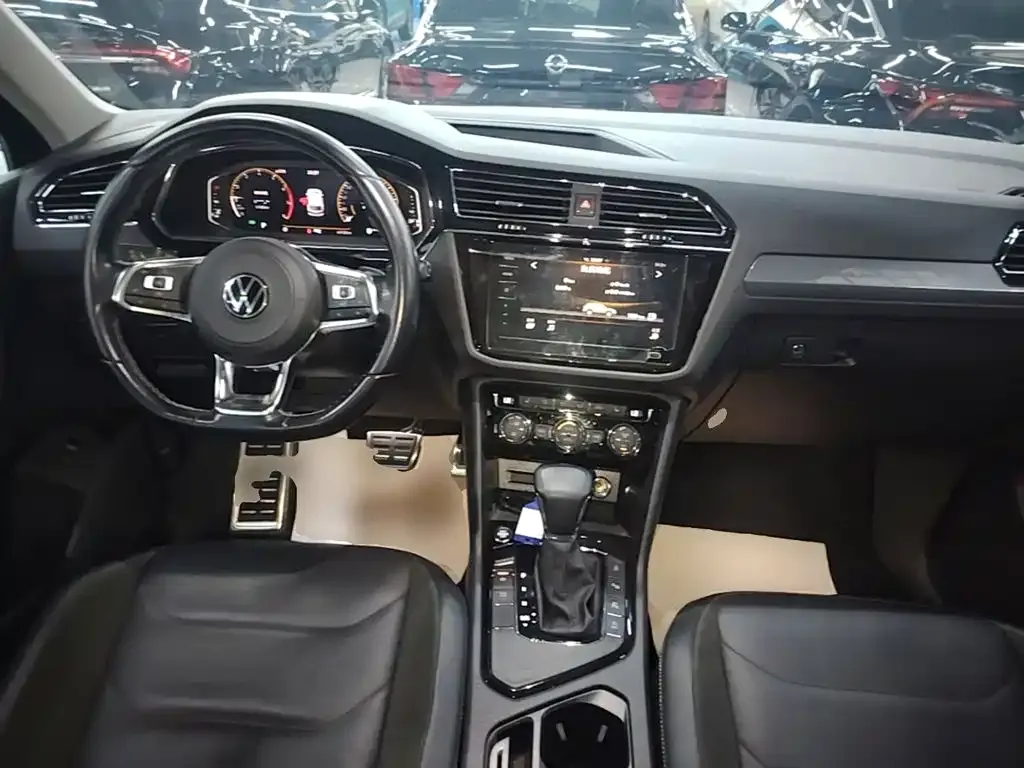 Volkswagen Tiguan L — фото 10