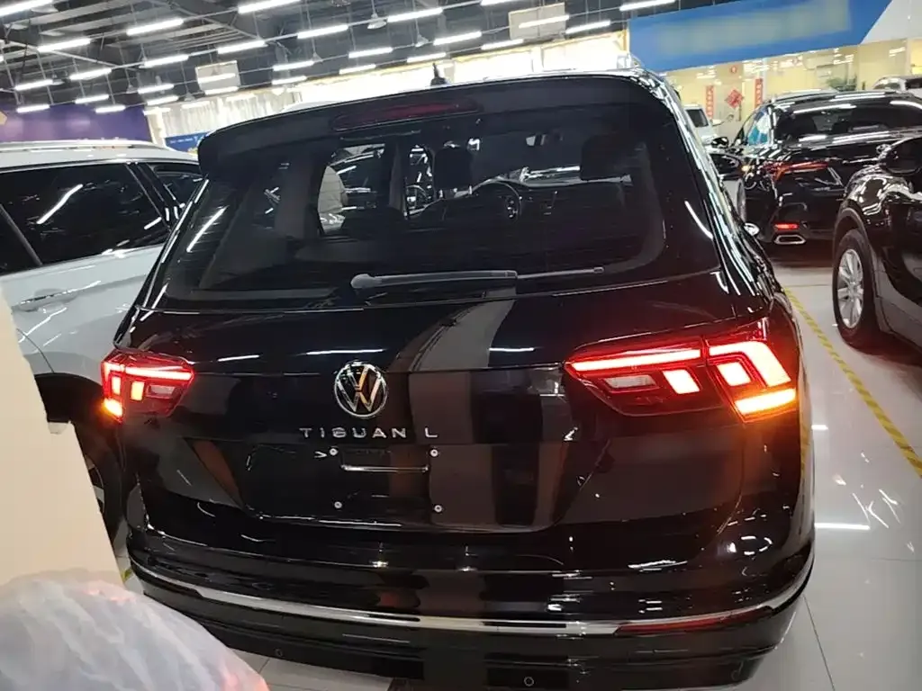 Volkswagen Tiguan L — фото 8