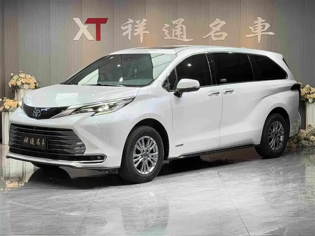 Toyota Sienna — фото 1