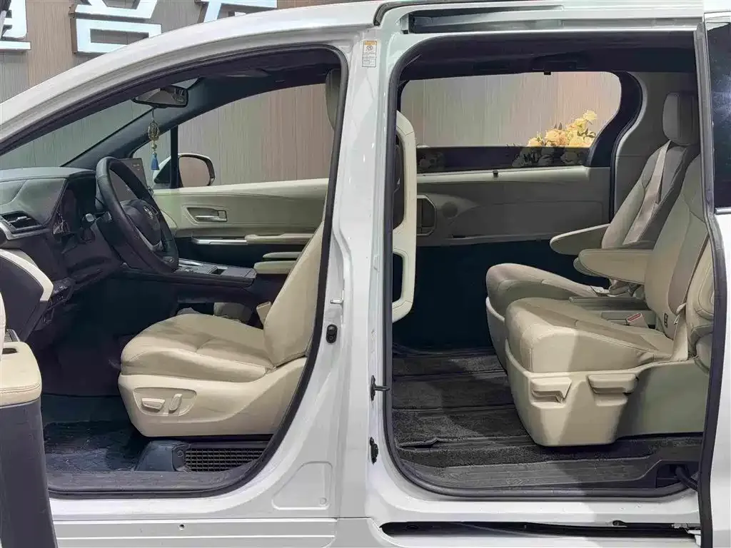 Toyota Sienna — фото 2