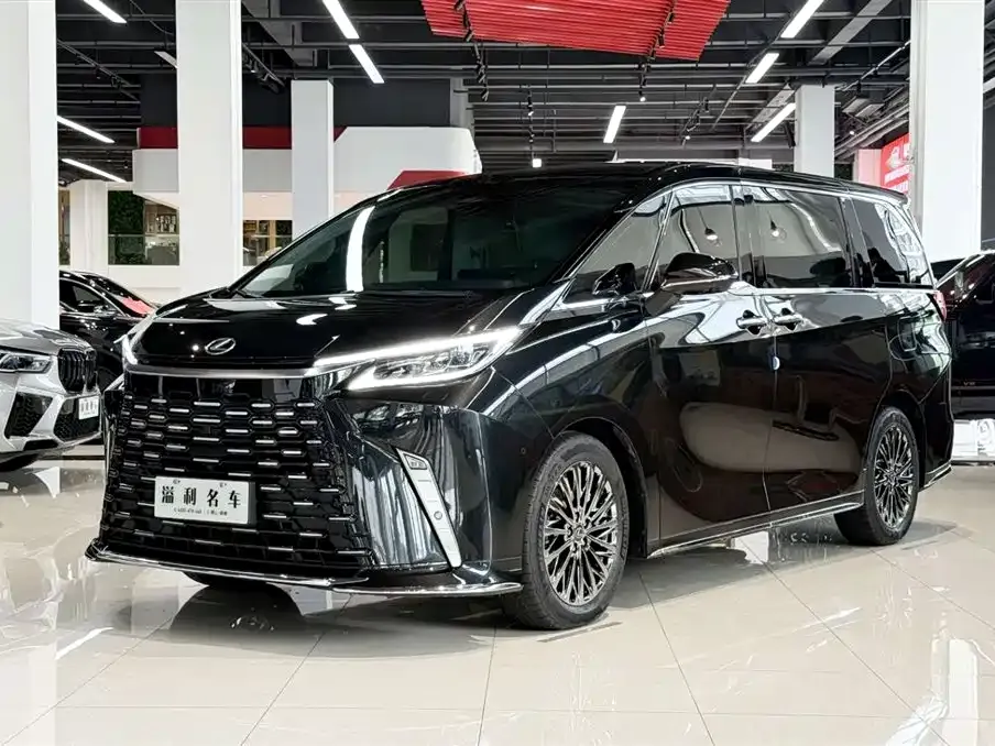 Lexus LM — фото 1