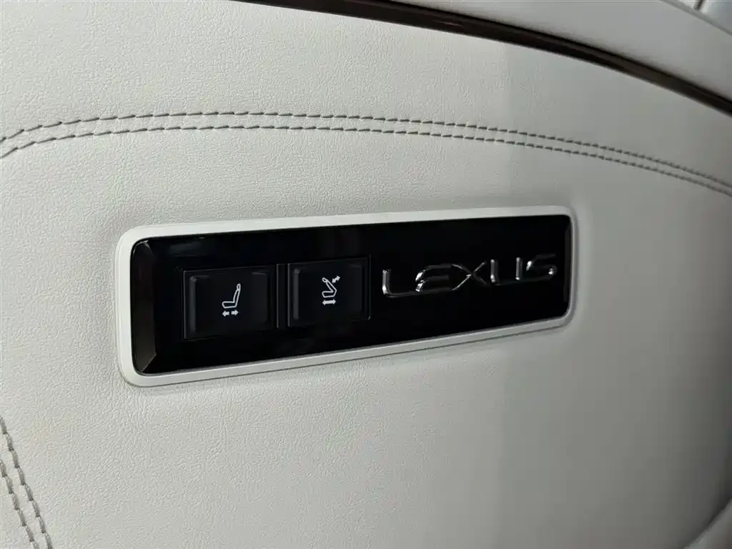Lexus LM — фото 5