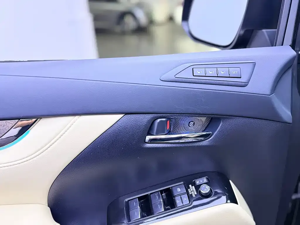 Toyota Alphard — фото 3