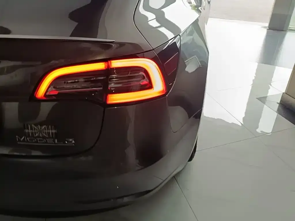 Tesla Model 3 — фото 3