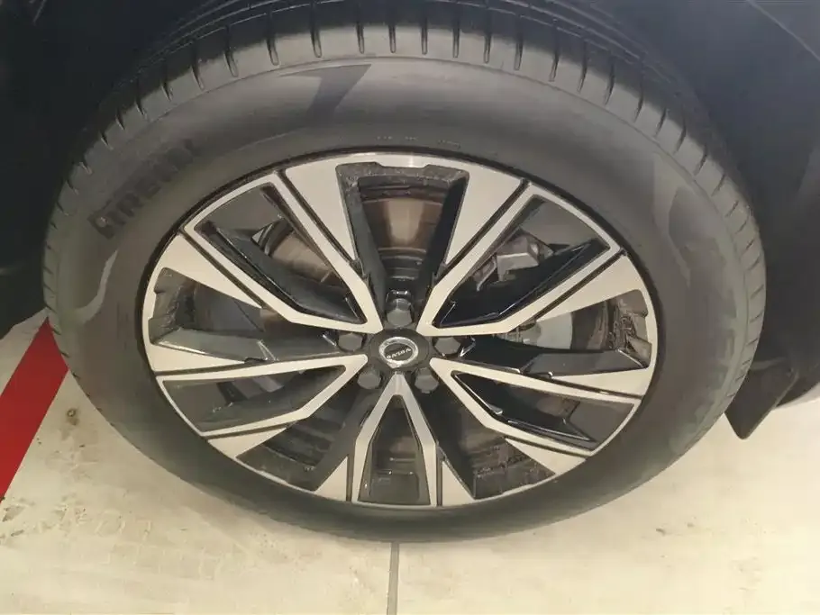 Volvo XC60 — фото 8