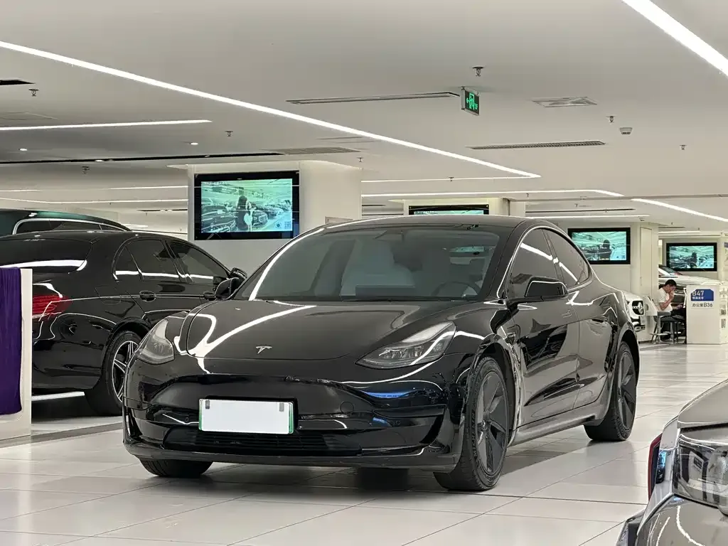 Tesla Model 3 — фото 1