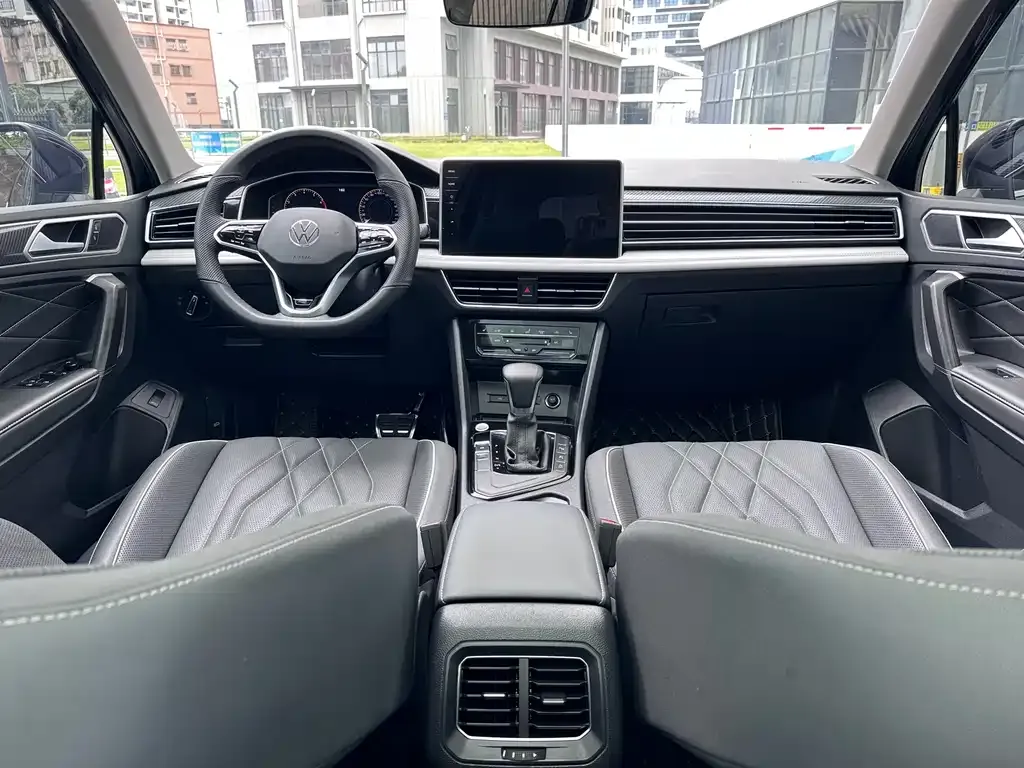 Volkswagen Tiguan L — фото 5