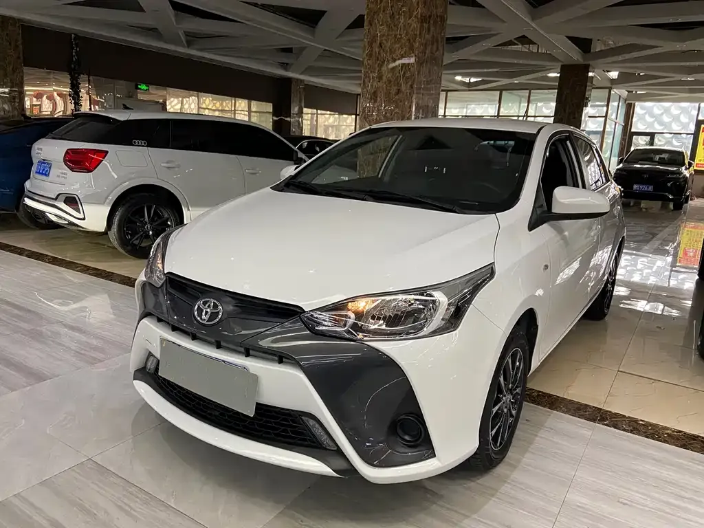 Toyota Yaris L — фото 1