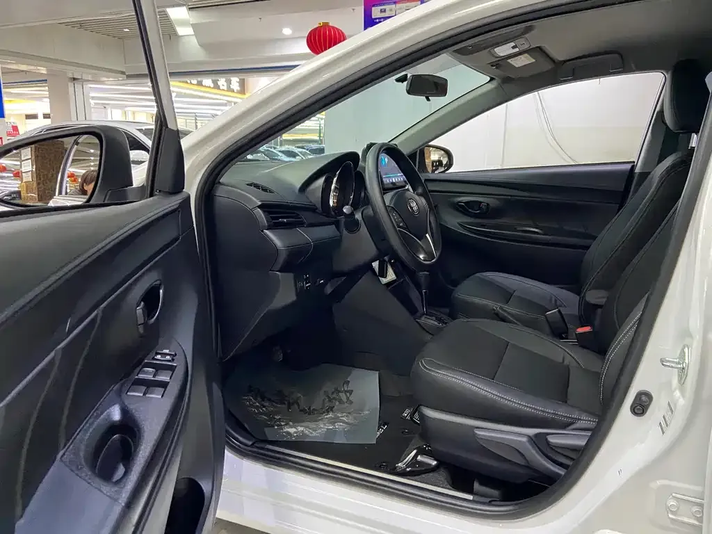 Toyota Yaris L — фото 8