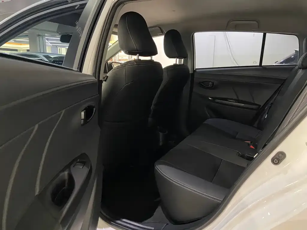 Toyota Yaris L — фото 2