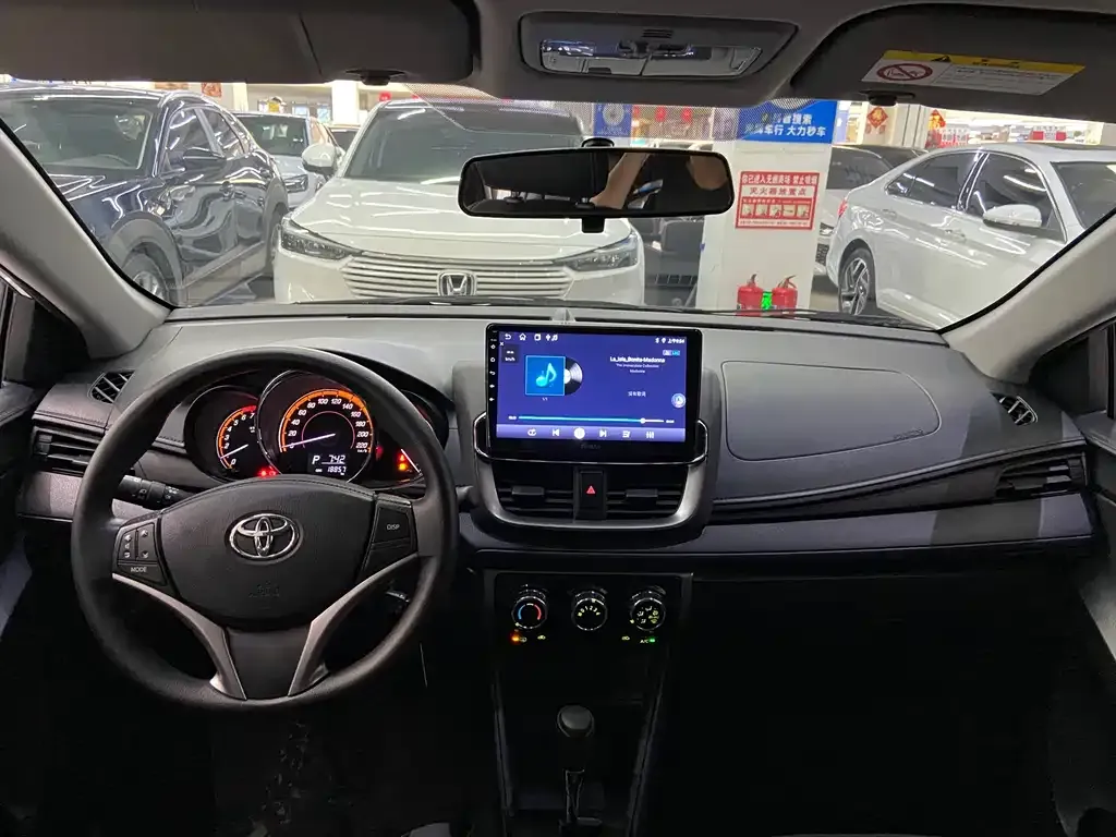 Toyota Yaris L — фото 9