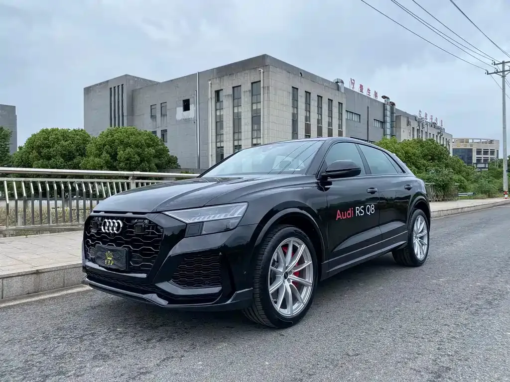 Audi RS Q8 — фото 1
