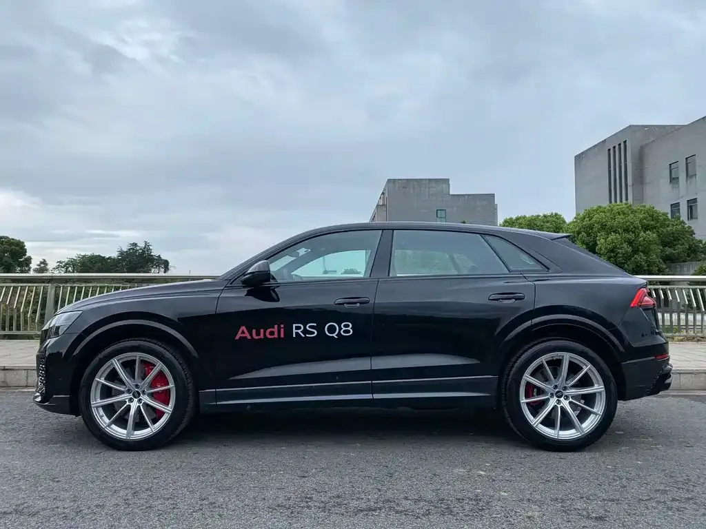 Audi RS Q8 — фото 8