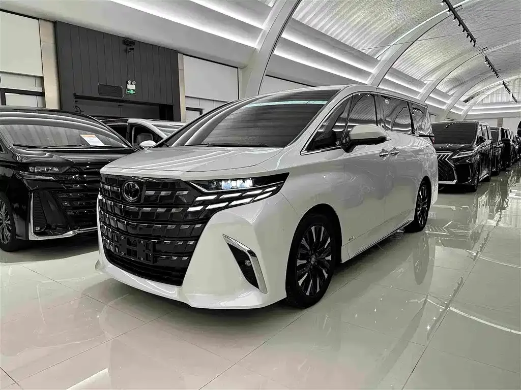 Toyota Alphard — фото 1