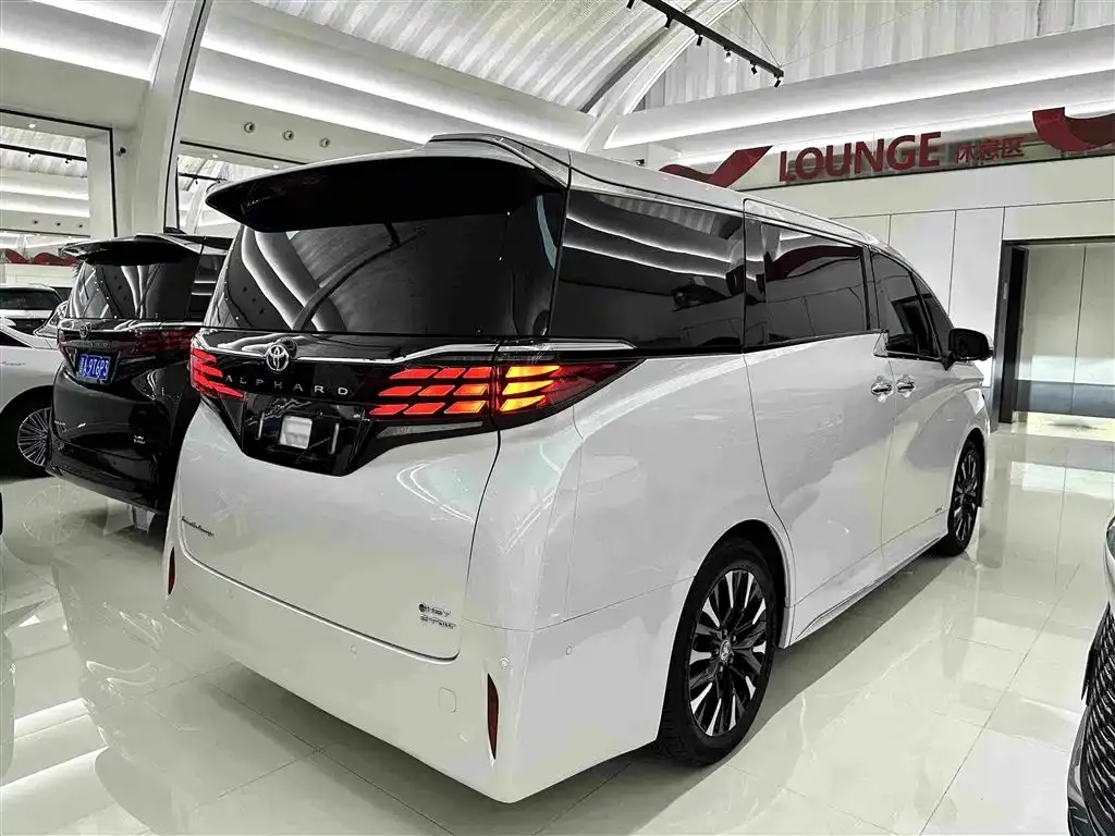 Toyota Alphard — фото 7