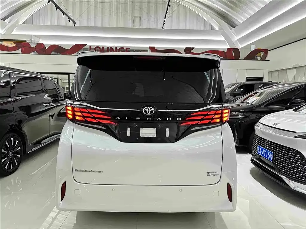 Toyota Alphard — фото 8