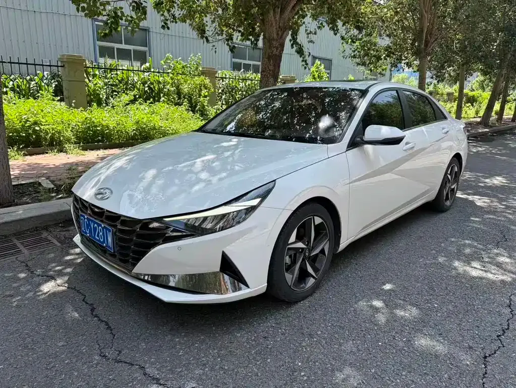 Hyundai Elantra — фото 1
