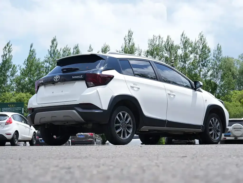 Toyota Yaris L — фото 2
