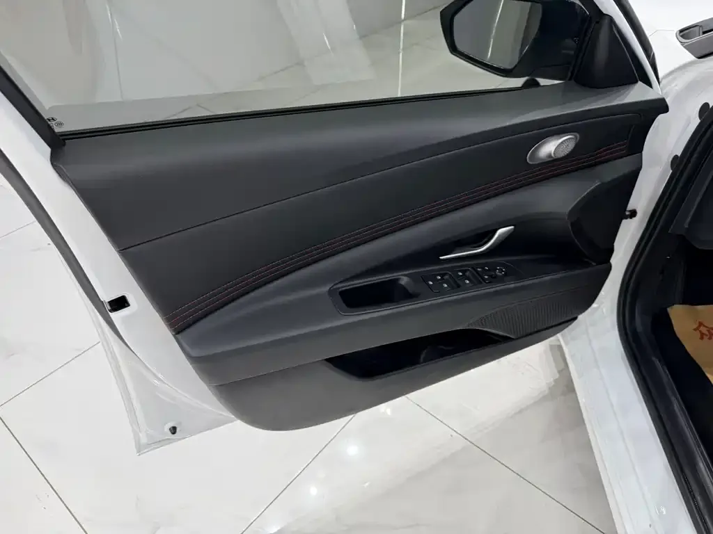 Hyundai Elantra — фото 3