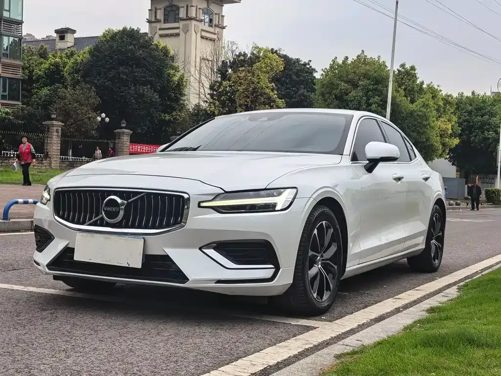 Volvo S60 — фото 1
