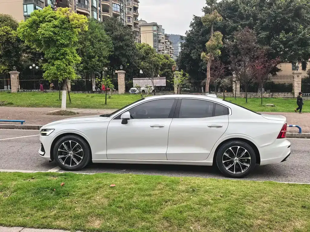 Volvo S60 — фото 10