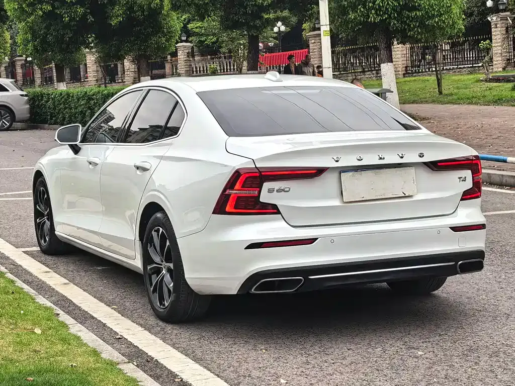 Volvo S60 — фото 8