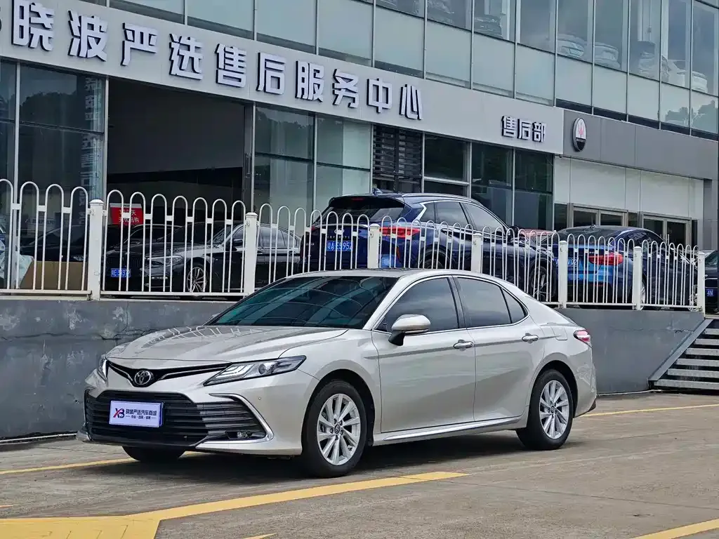 Toyota Camry — фото 1