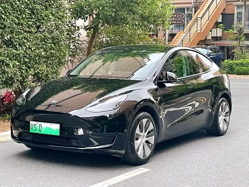 Tesla Model Y — фото 1