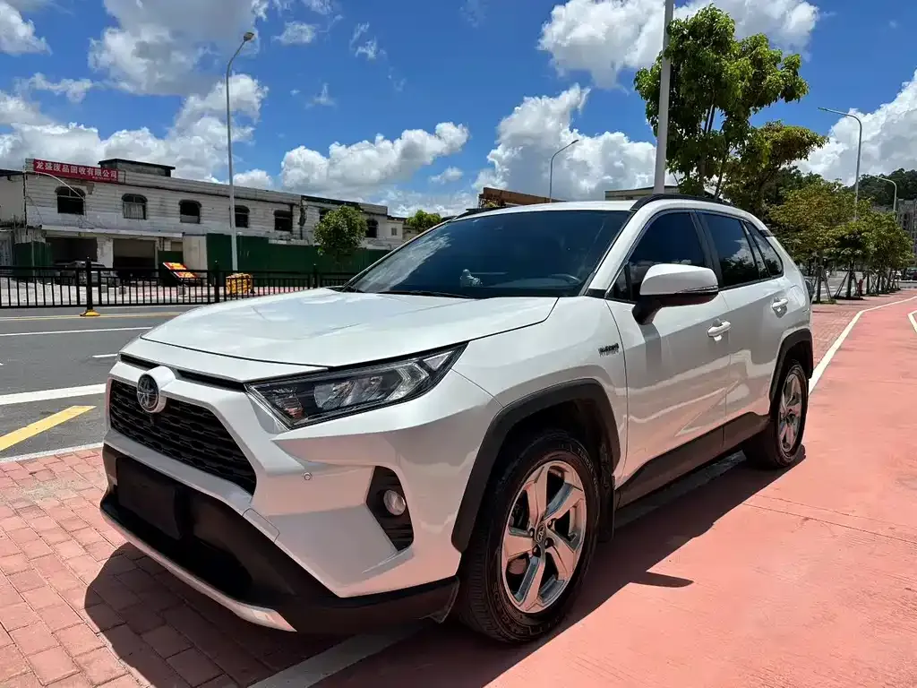 Toyota RAV4 — фото 1