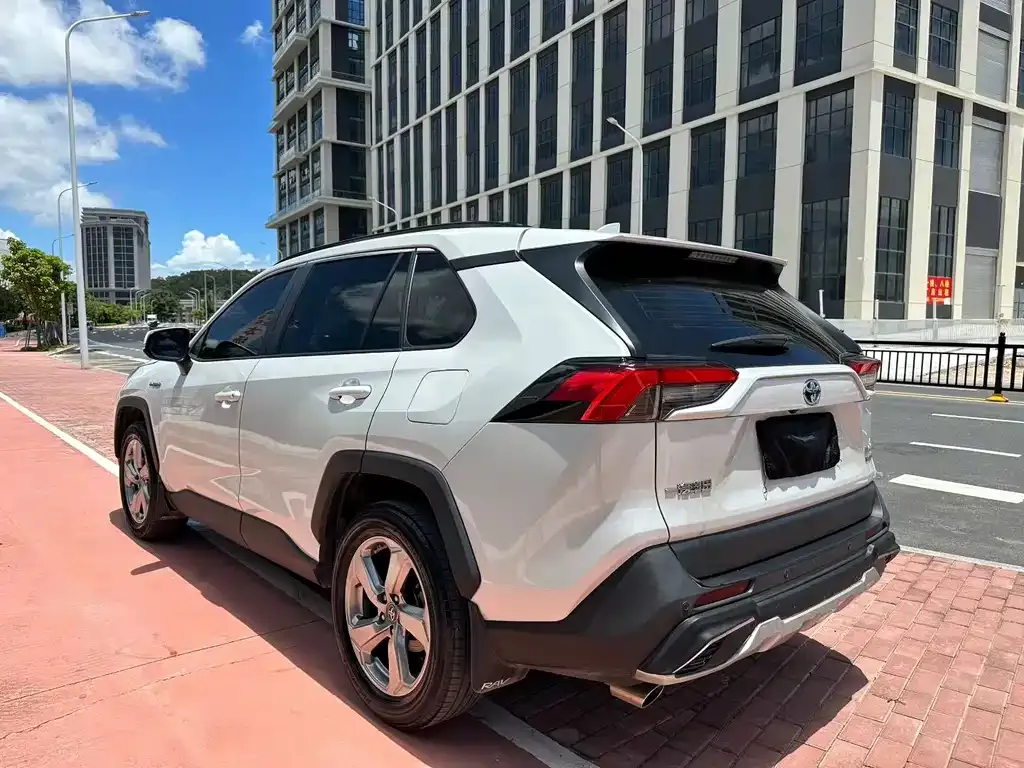 Toyota RAV4 — фото 3