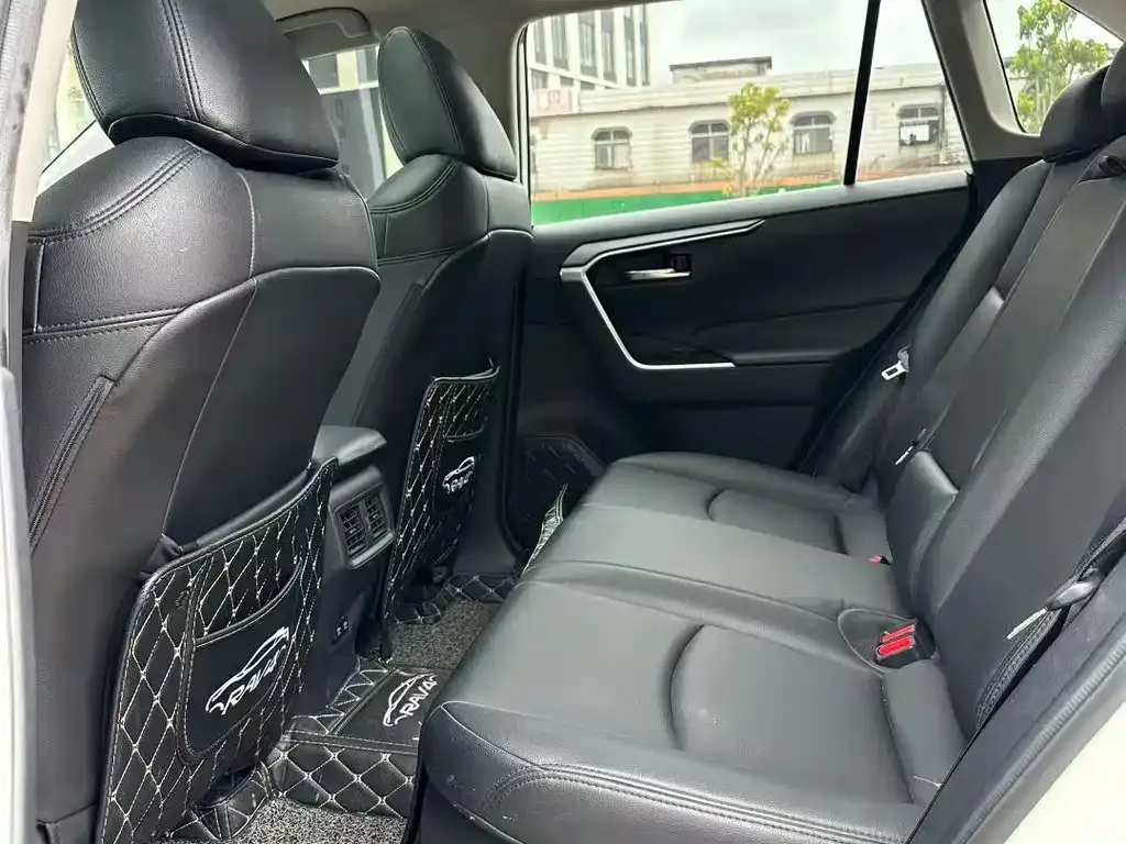 Toyota RAV4 — фото 5
