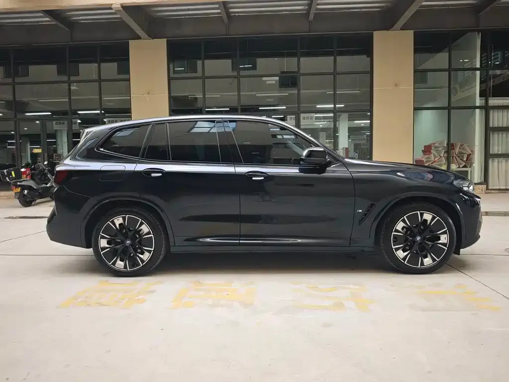 BMW iX3 — фото 9