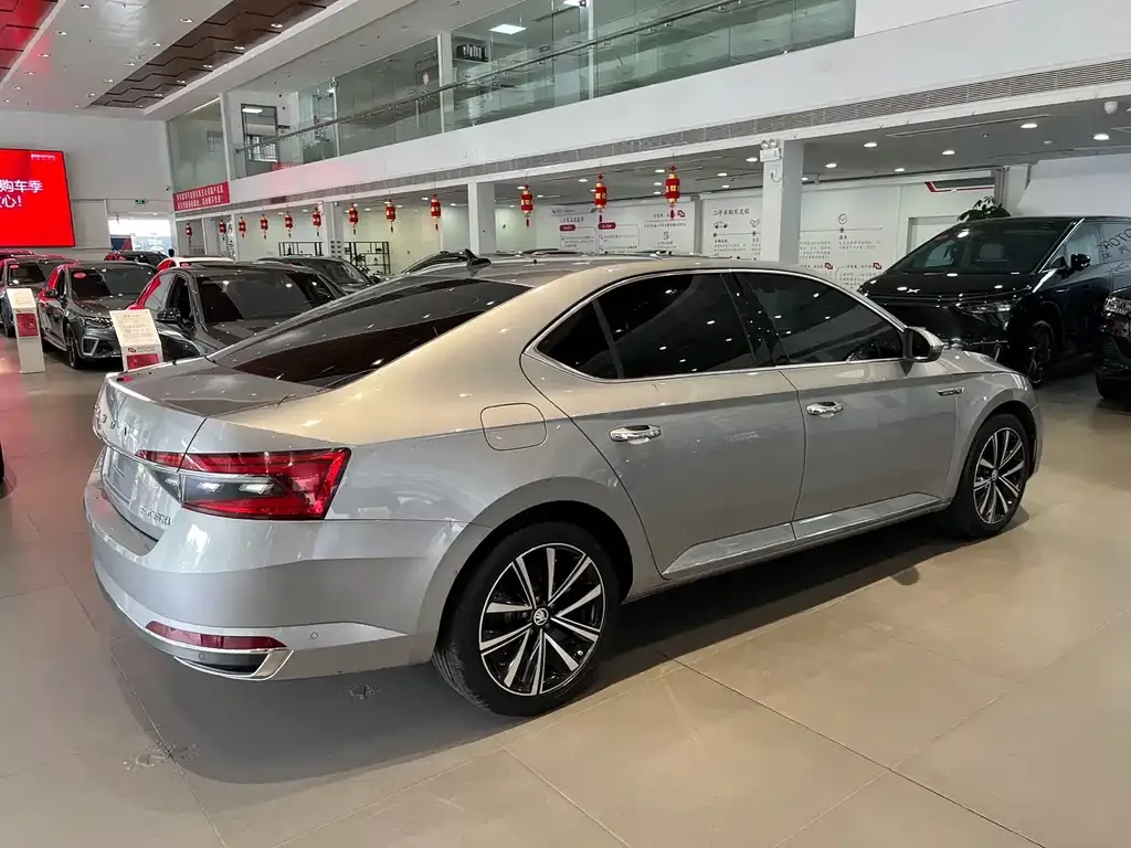 Skoda Superb — фото 9