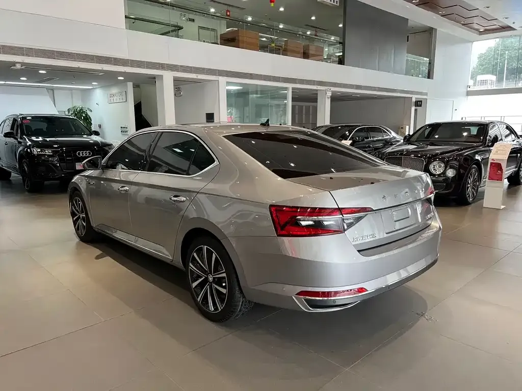 Skoda Superb — фото 8