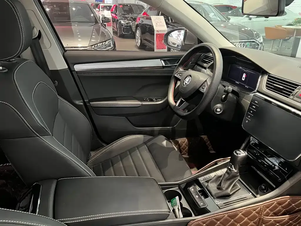 Skoda Superb — фото 5
