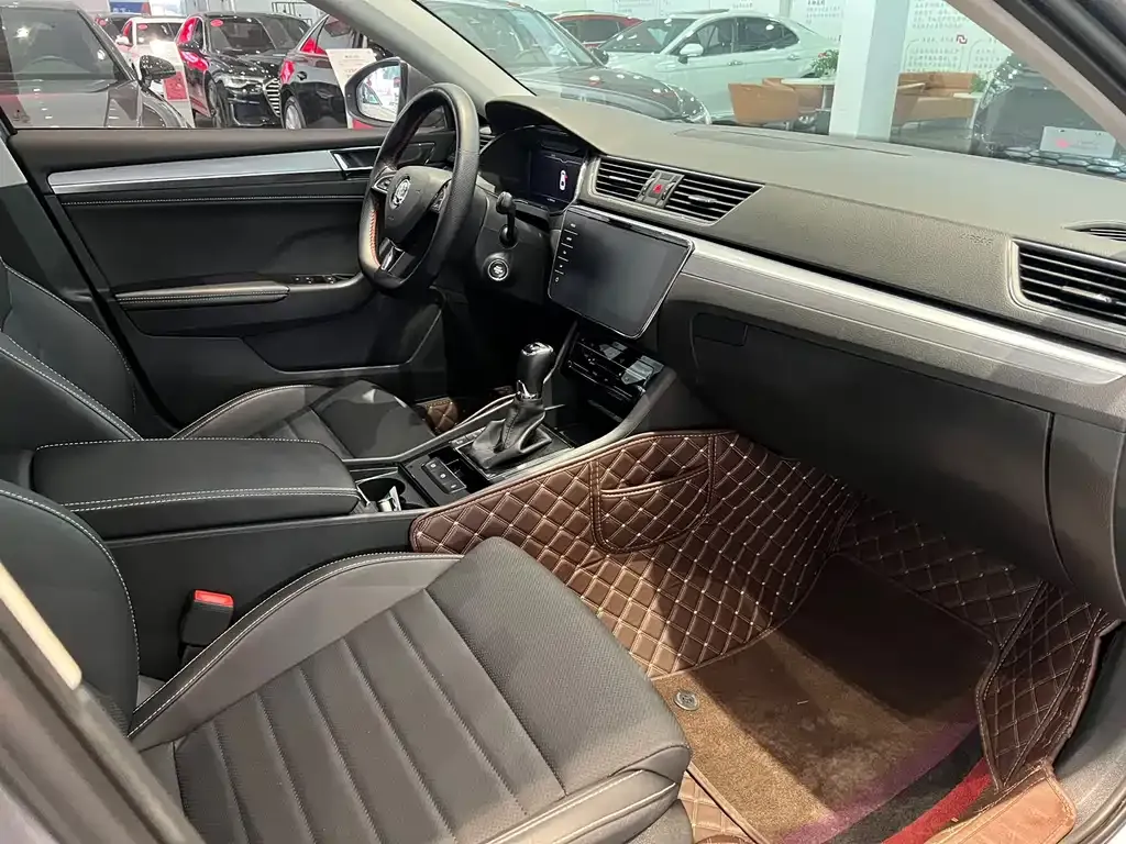 Skoda Superb — фото 10