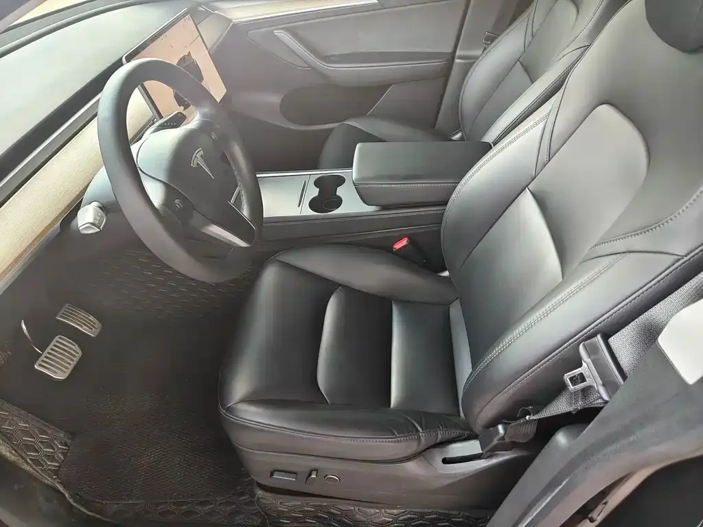Tesla Model Y — фото 10