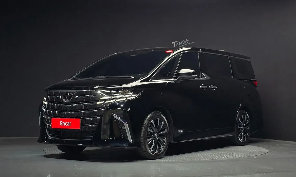 Toyota Alphard — фото 1