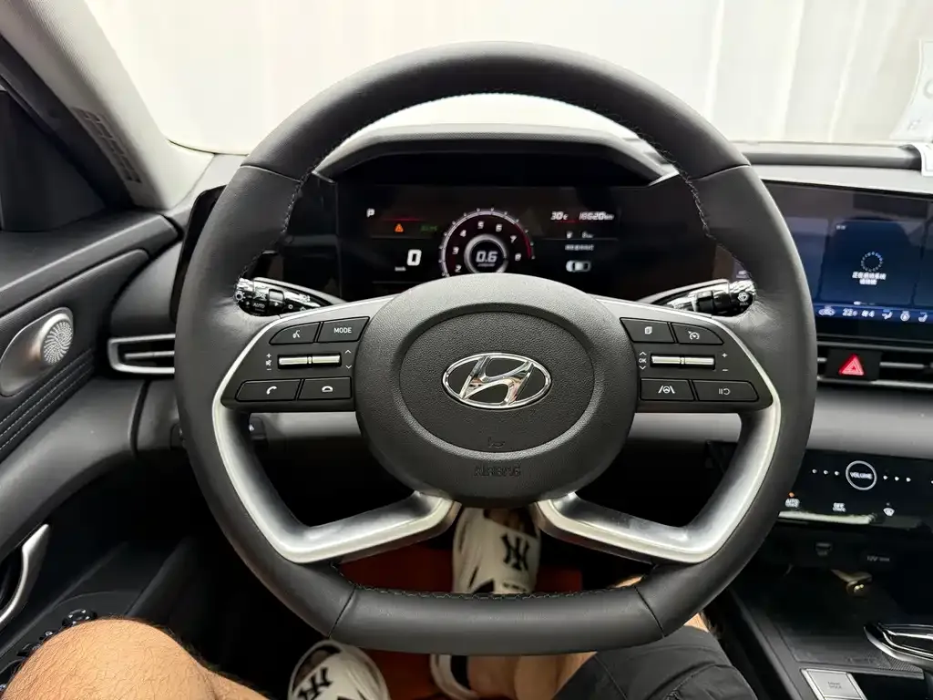 Hyundai Elantra — фото 2