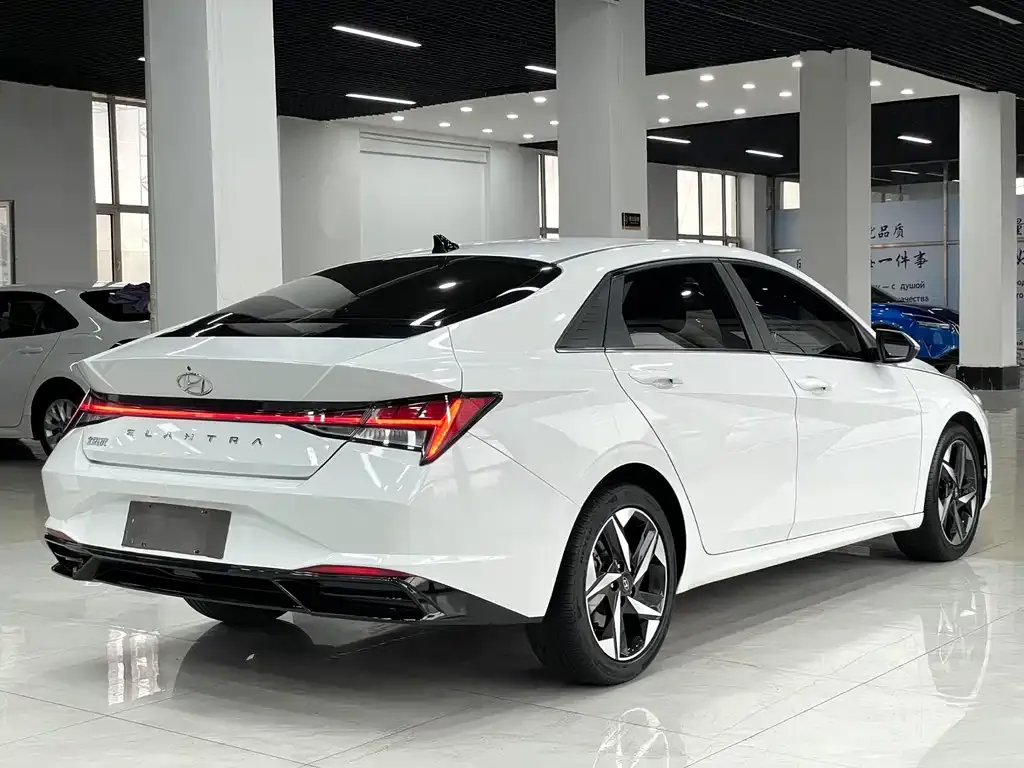 Hyundai Elantra — фото 4