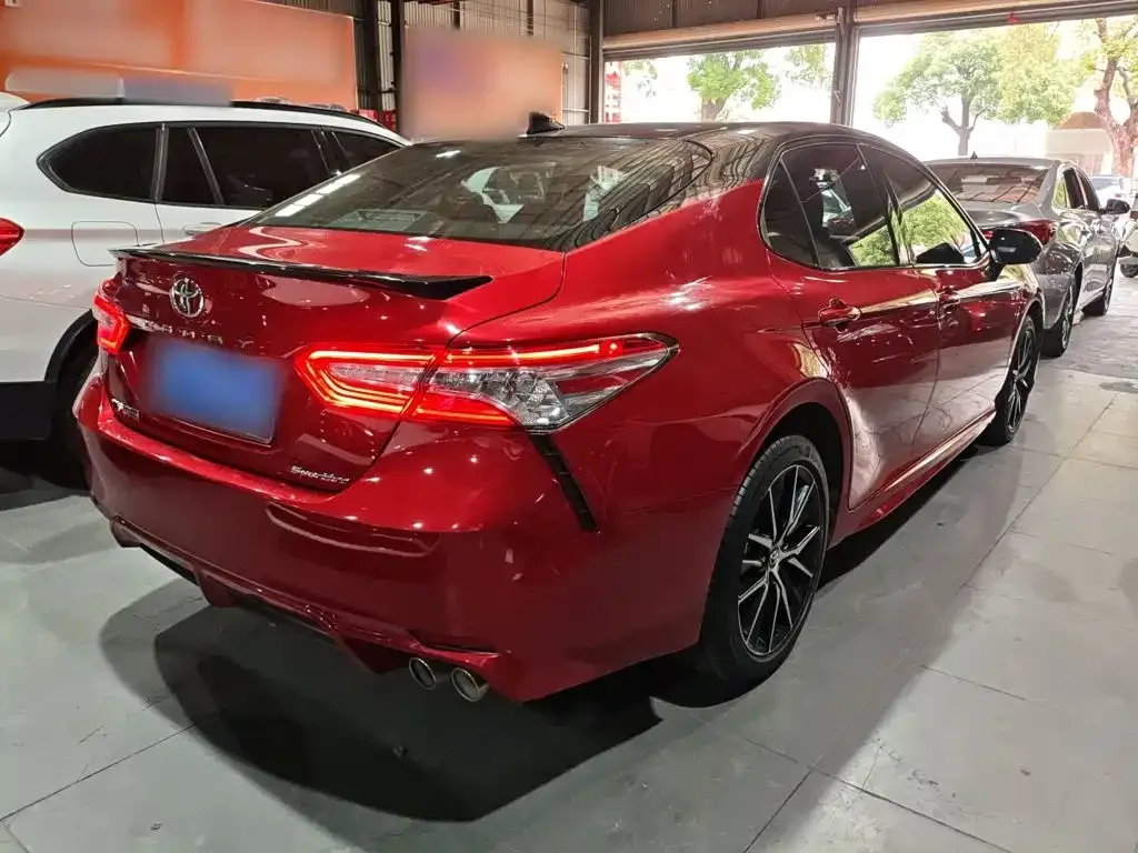 Toyota Camry — фото 2