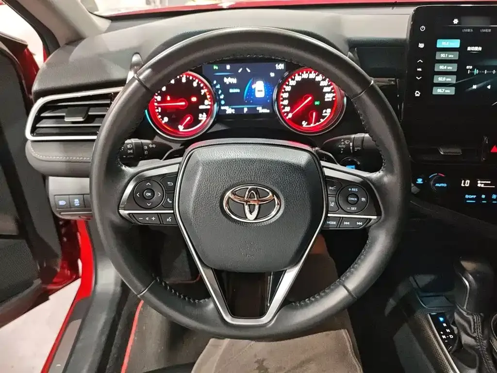 Toyota Camry — фото 7