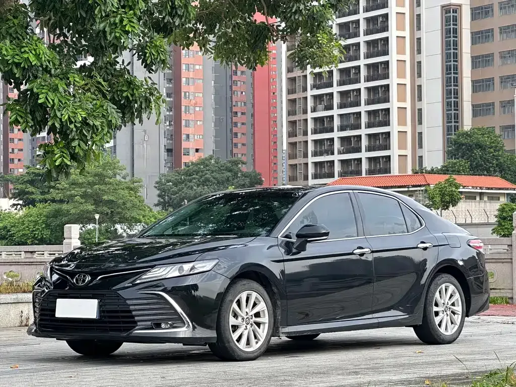 Toyota Camry — фото 1