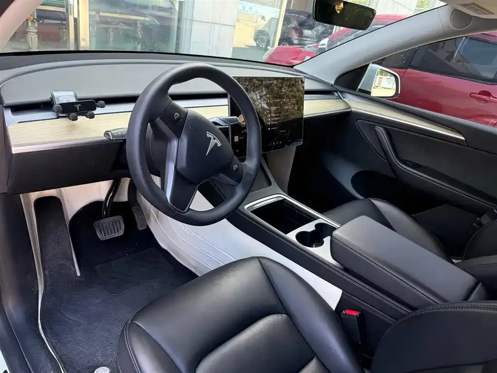 Tesla Model Y — фото 5