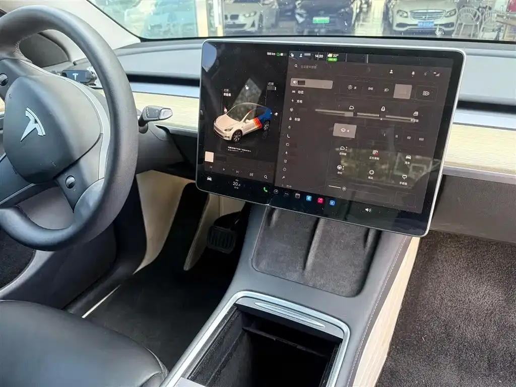 Tesla Model Y — фото 6