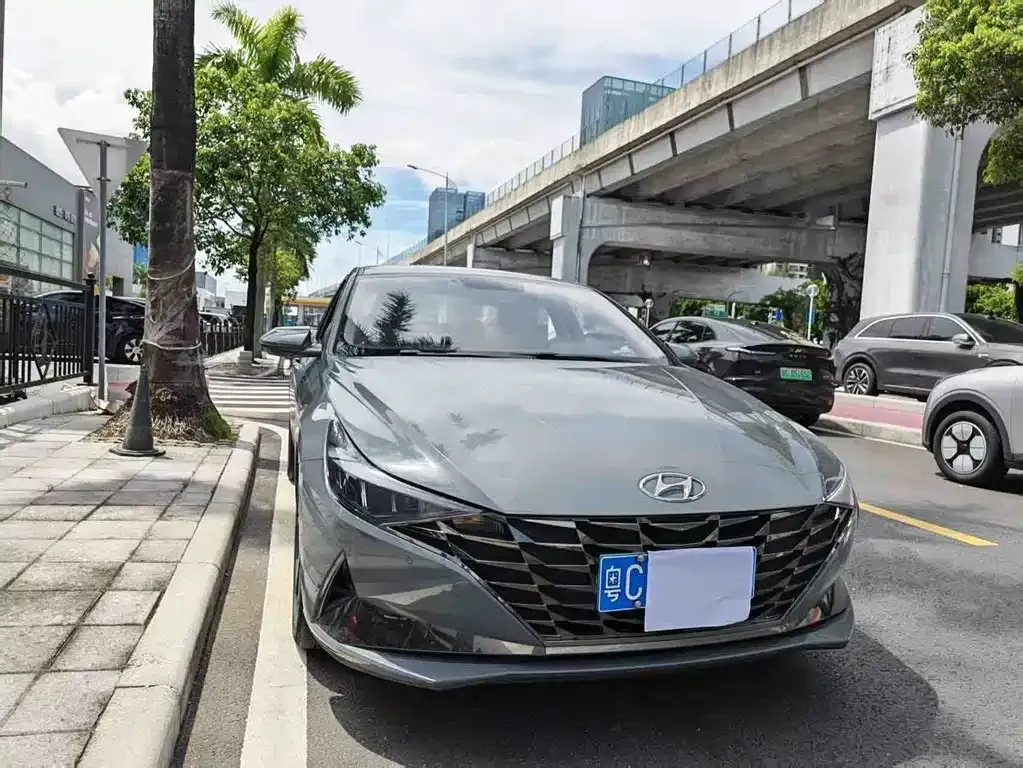 Hyundai Elantra — фото 1
