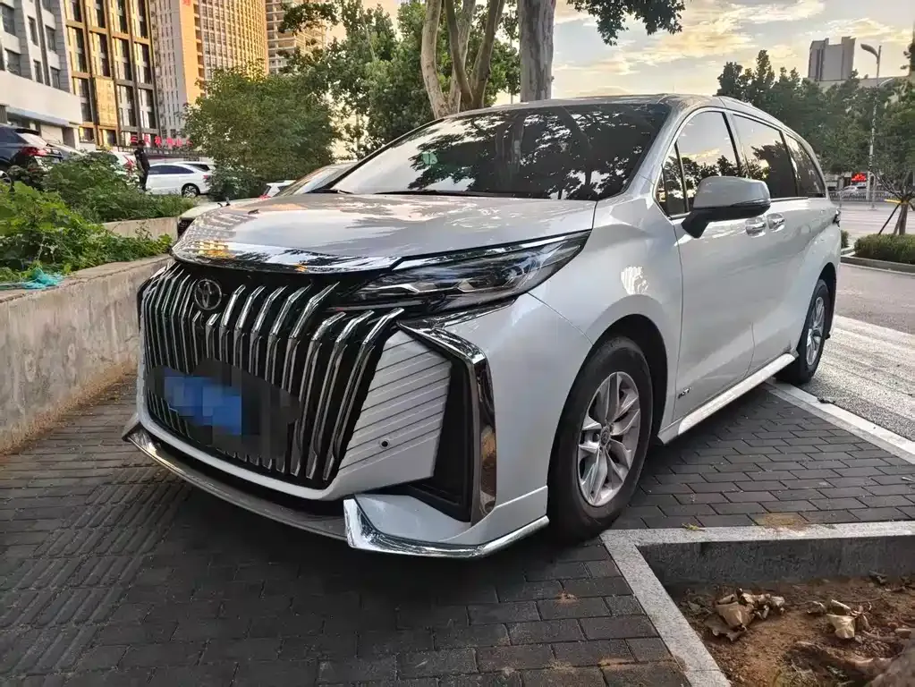 Toyota Granvia — фото 1