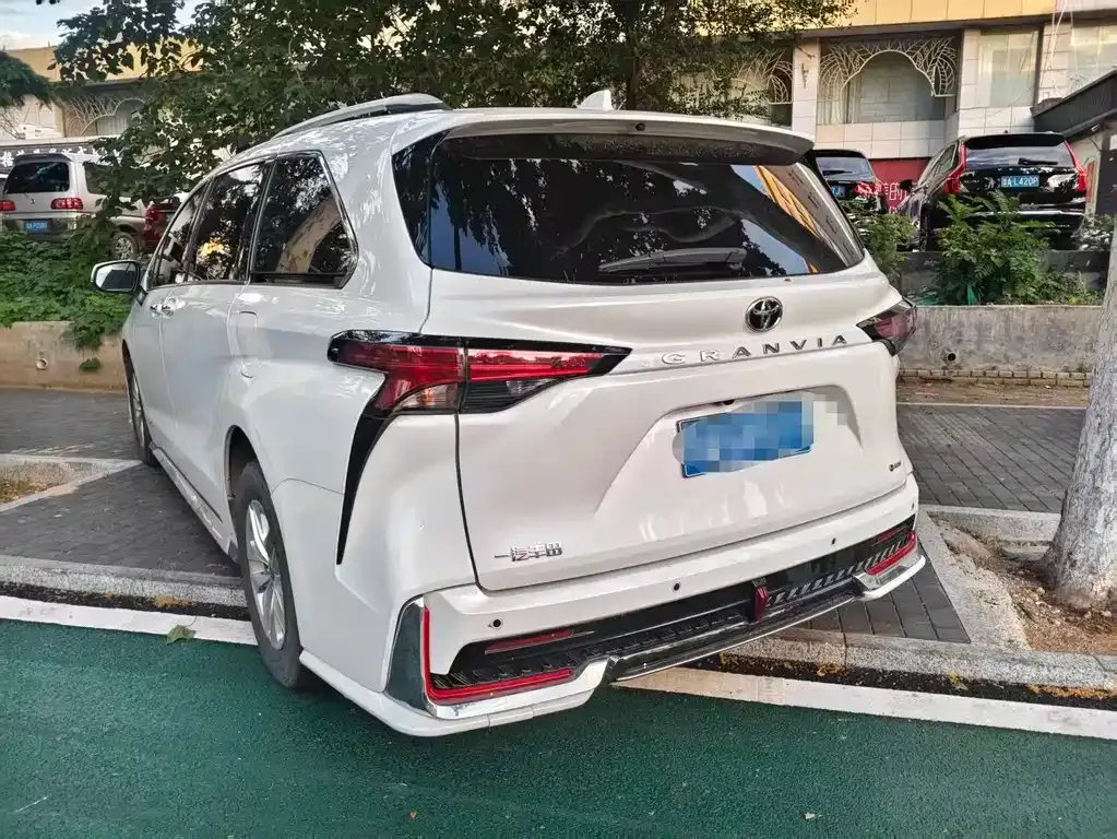 Toyota Granvia — фото 10