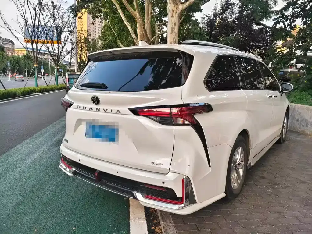 Toyota Granvia — фото 7